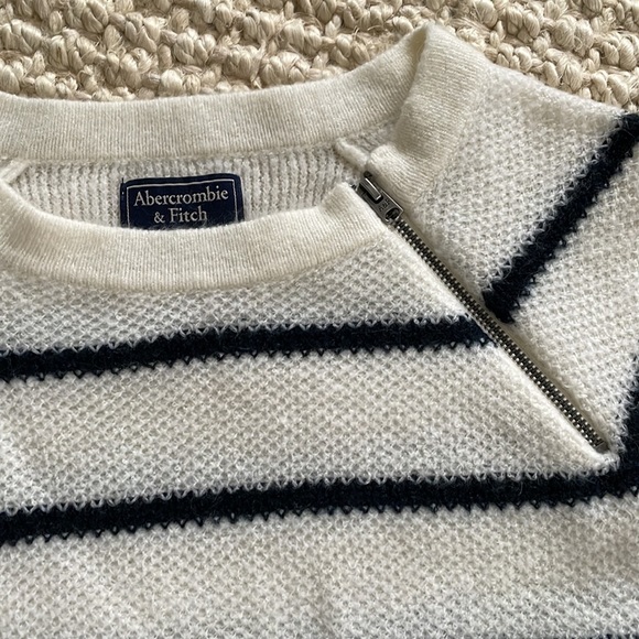 Abercrombie & Fitch 3/4 zip Collar, Blue/White Stripe Sweater - Picture 4 of 6